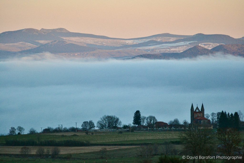 Eglise de Cayres et brouillard automne